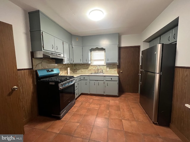 kitchen with backsplash, stainless steel appliances, gray cabinetry, and sink