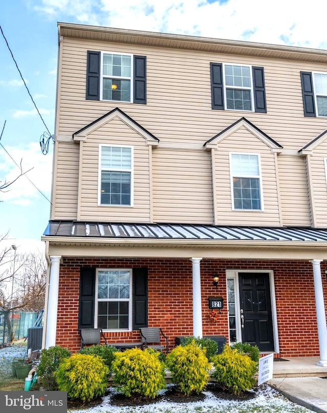 view of front of house featuring a porch