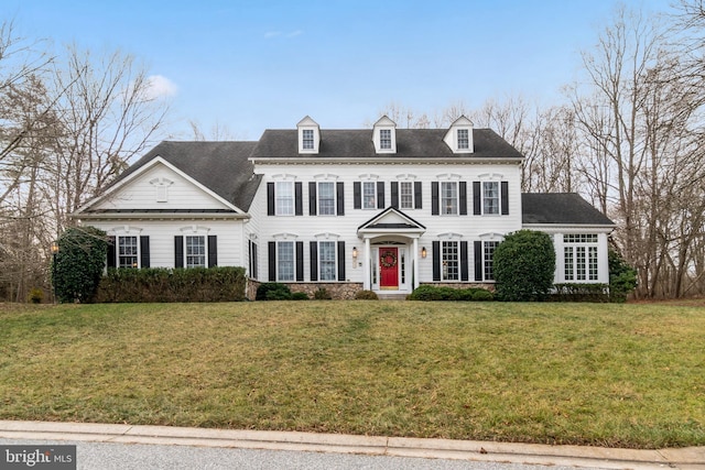 colonial home featuring a front lawn