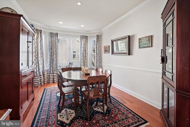 dining room featuring light hardwood / wood-style flooring and ornamental molding