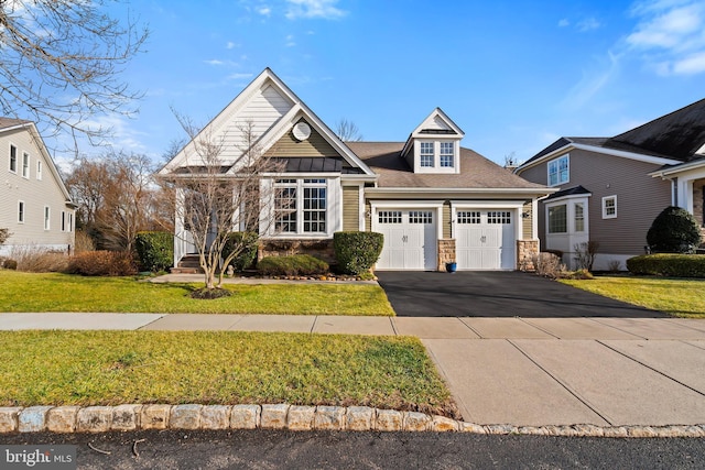 view of front of property featuring a front yard and a garage