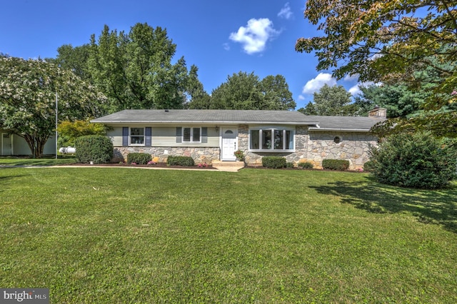 ranch-style home featuring a front lawn