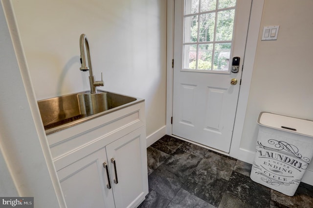 entryway featuring sink