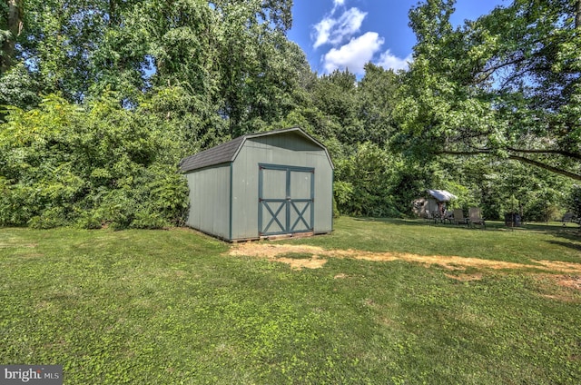 view of outdoor structure with a yard