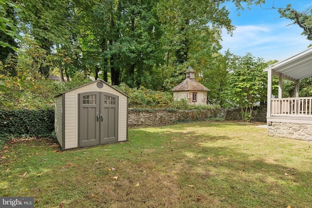 view of yard featuring a storage shed