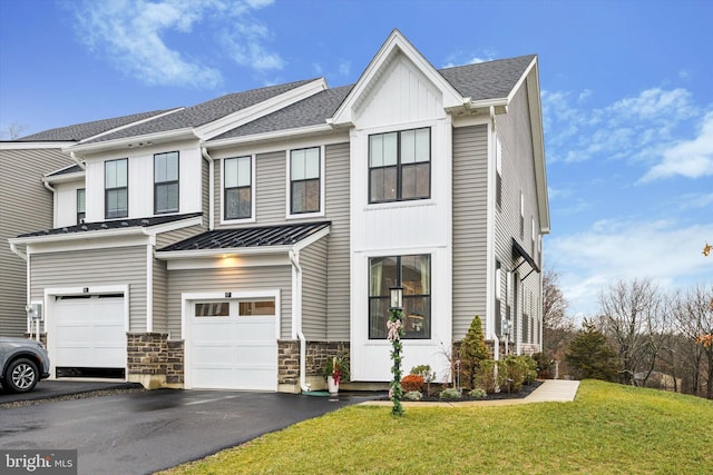 view of front facade featuring a garage and a front yard