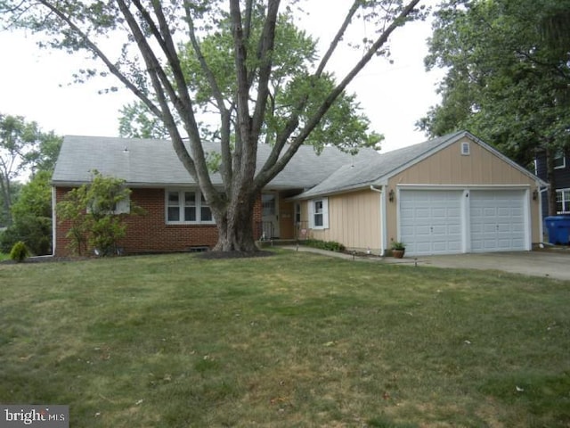 ranch-style house featuring a front lawn and a garage