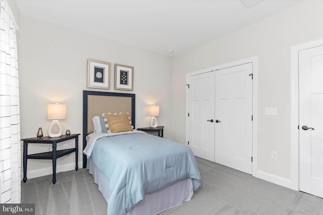 bedroom featuring carpet flooring and a closet