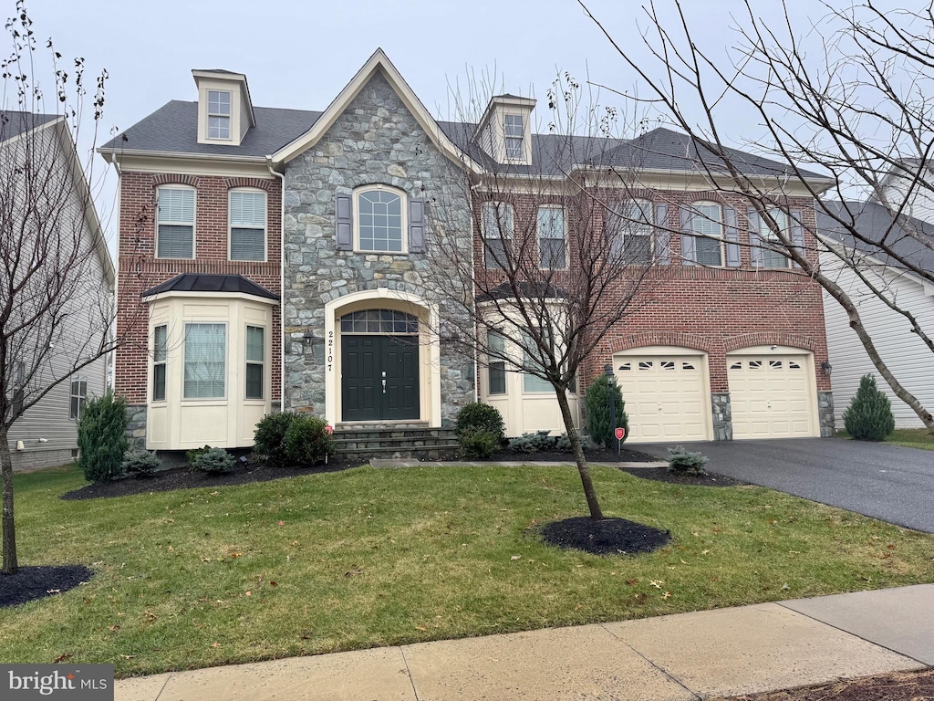 view of front of home featuring a front lawn and a garage