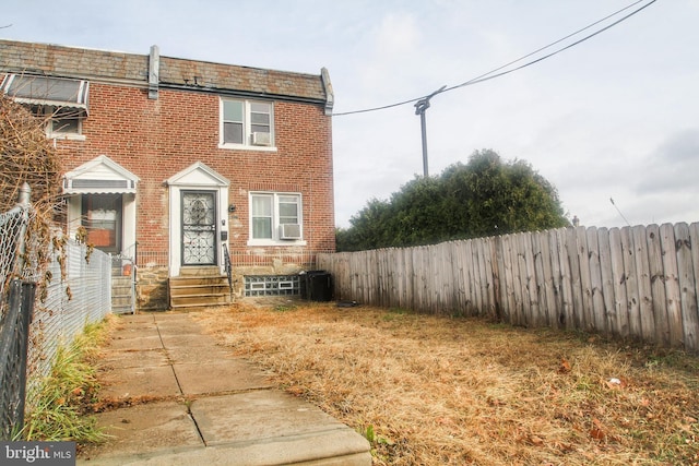 townhome / multi-family property featuring cooling unit