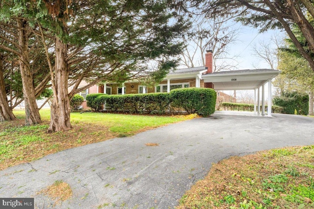 view of front of house featuring a front lawn and a carport