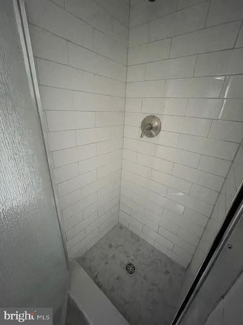 bathroom featuring tiled shower