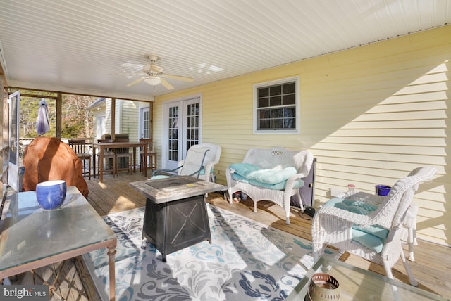 sunroom with ceiling fan