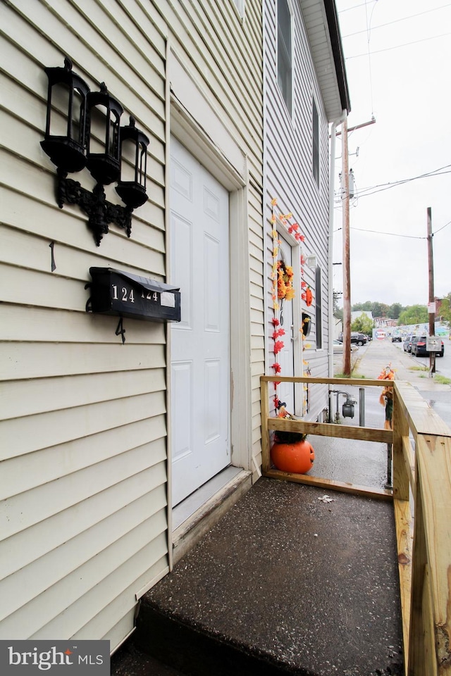 property entrance featuring covered porch