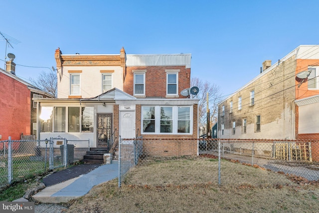 townhome / multi-family property featuring a front yard