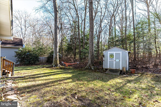 view of yard featuring a storage shed