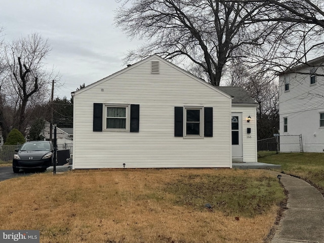 view of front of house featuring a front yard