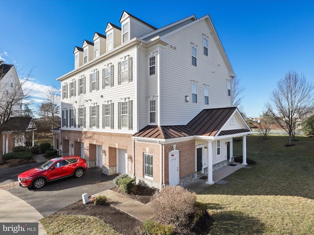 view of front of property featuring a front lawn and a garage