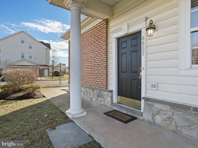 property entrance featuring a porch