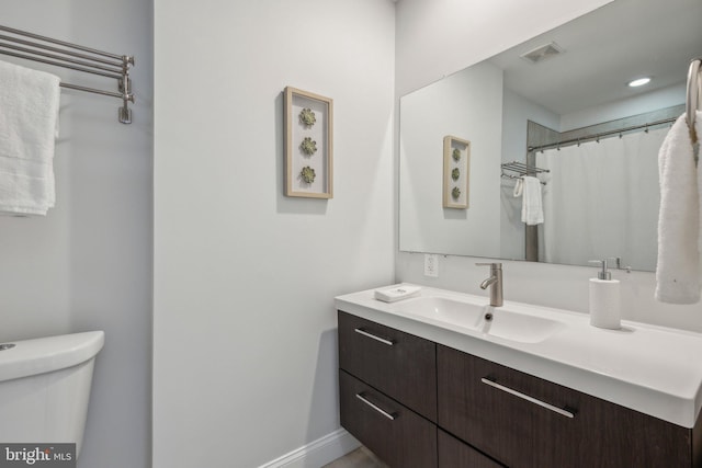 bathroom with vanity, a shower with shower curtain, baseboards, visible vents, and toilet