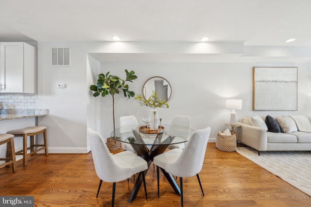 dining area featuring recessed lighting, visible vents, baseboards, and light wood-style flooring