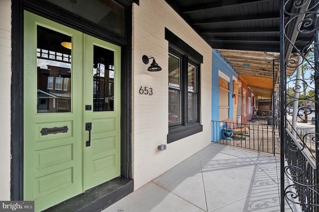 entrance to property featuring covered porch