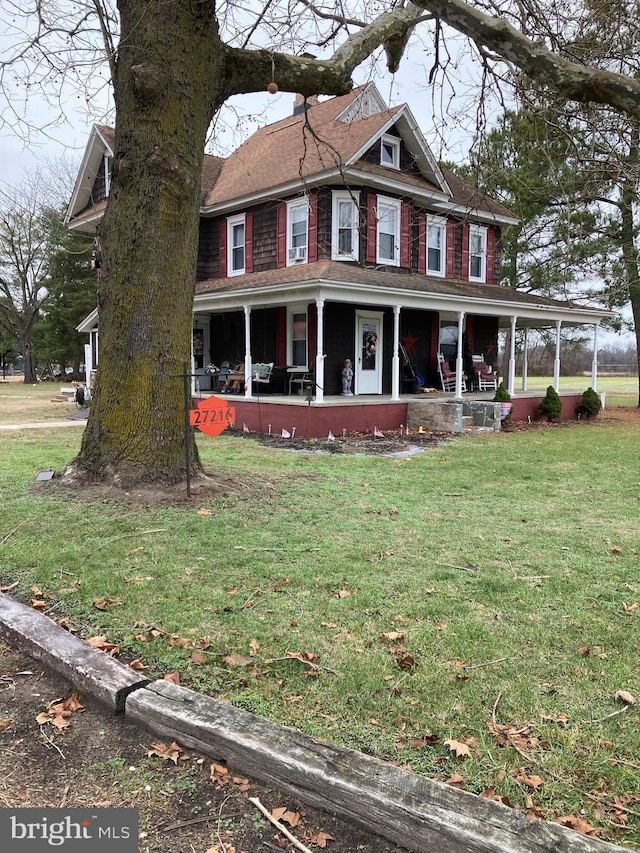 view of front facade featuring a porch and a front yard