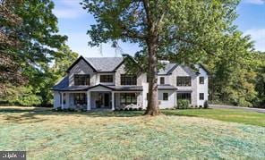 view of front of property featuring a front lawn