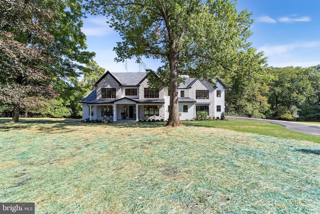 view of front facade featuring a front yard