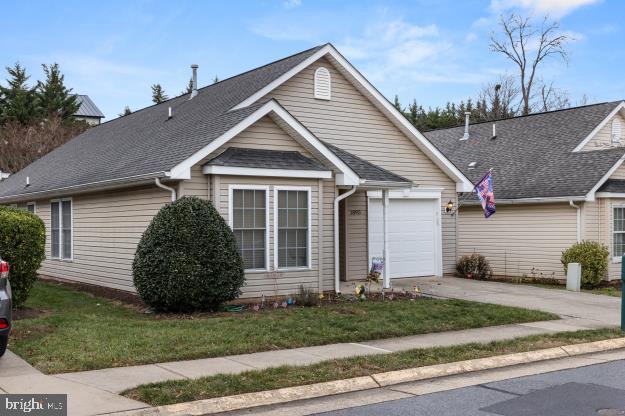 view of front of property featuring a front yard and a garage