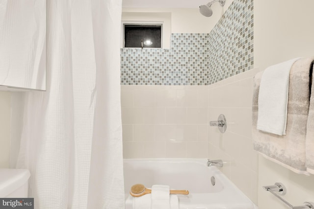 bathroom featuring shower / tub combo