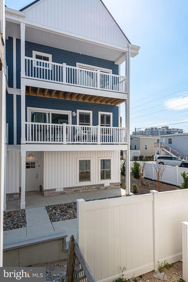 view of front facade featuring a balcony