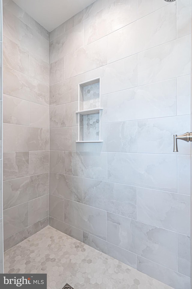 bathroom featuring a tile shower