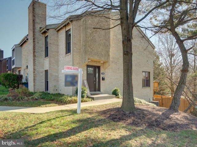 view of front of property featuring a front yard