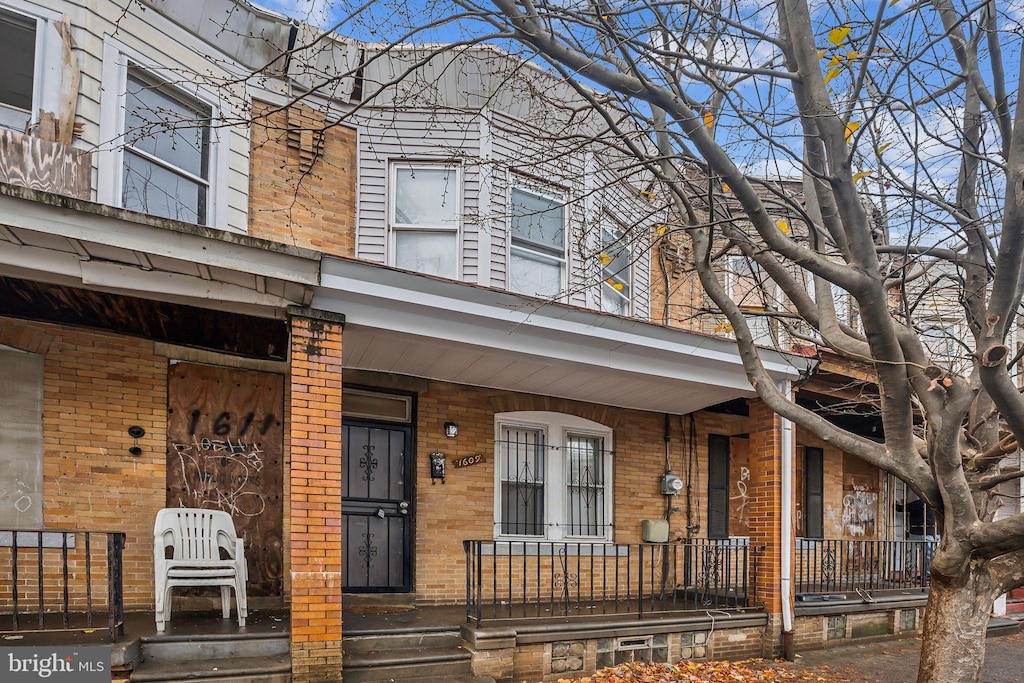 view of front of house featuring a porch