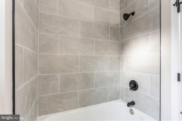 bathroom featuring tiled shower / bath combo