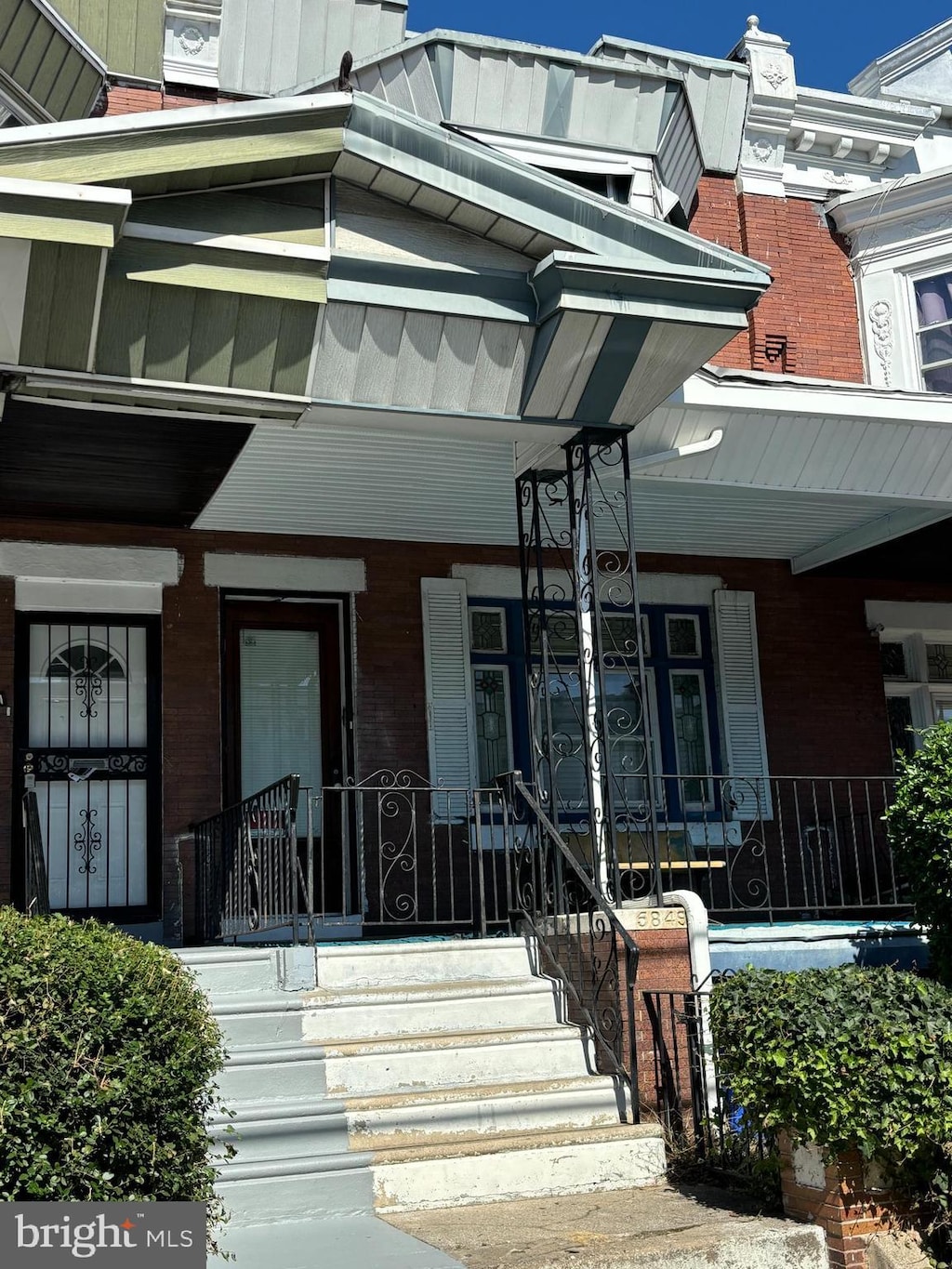 entrance to property featuring covered porch