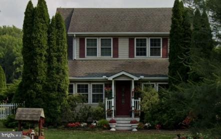 view of front of home featuring a front yard