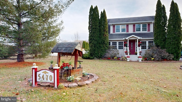 view of front of home featuring a front yard