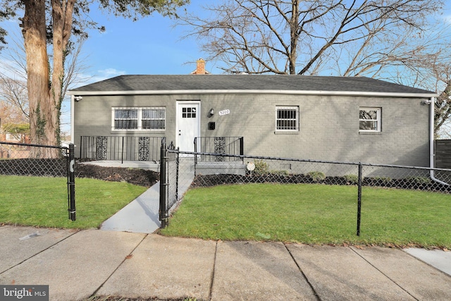 view of front of house featuring a front lawn