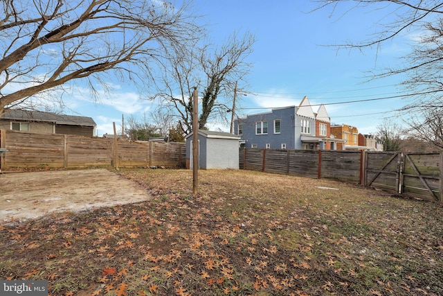 view of yard featuring a storage shed