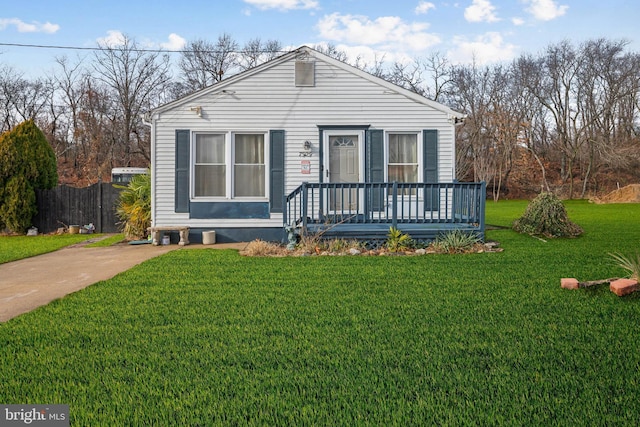 view of front of property featuring a front yard