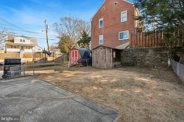 view of yard featuring a storage shed