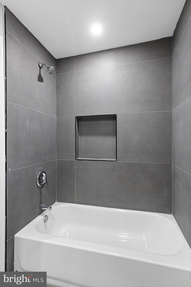 bathroom featuring tiled shower / bath