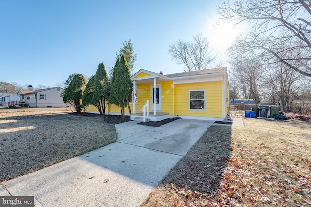 view of front facade with a front lawn