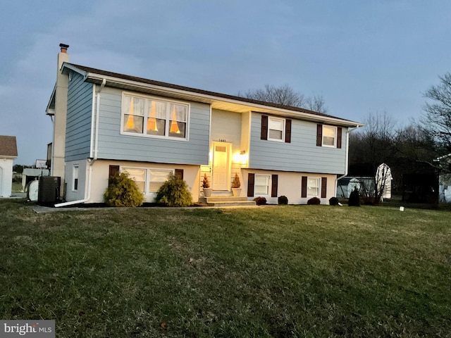 split foyer home with a front yard