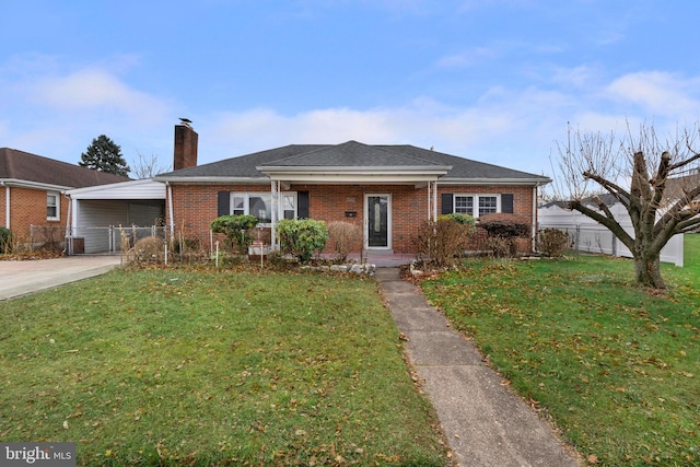 view of front of house with a carport and a front yard