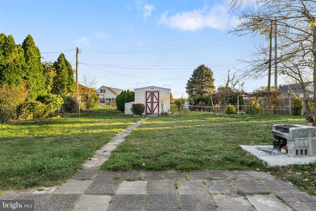 view of yard featuring a shed