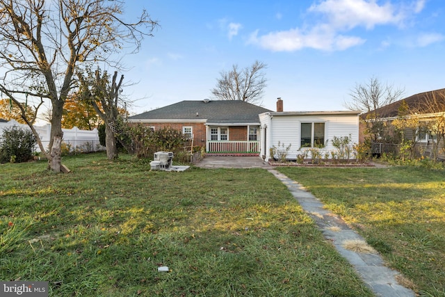 view of front of property featuring a front lawn