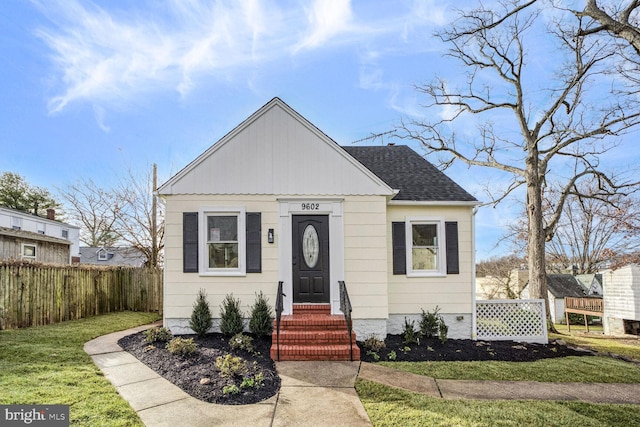 bungalow featuring a front lawn